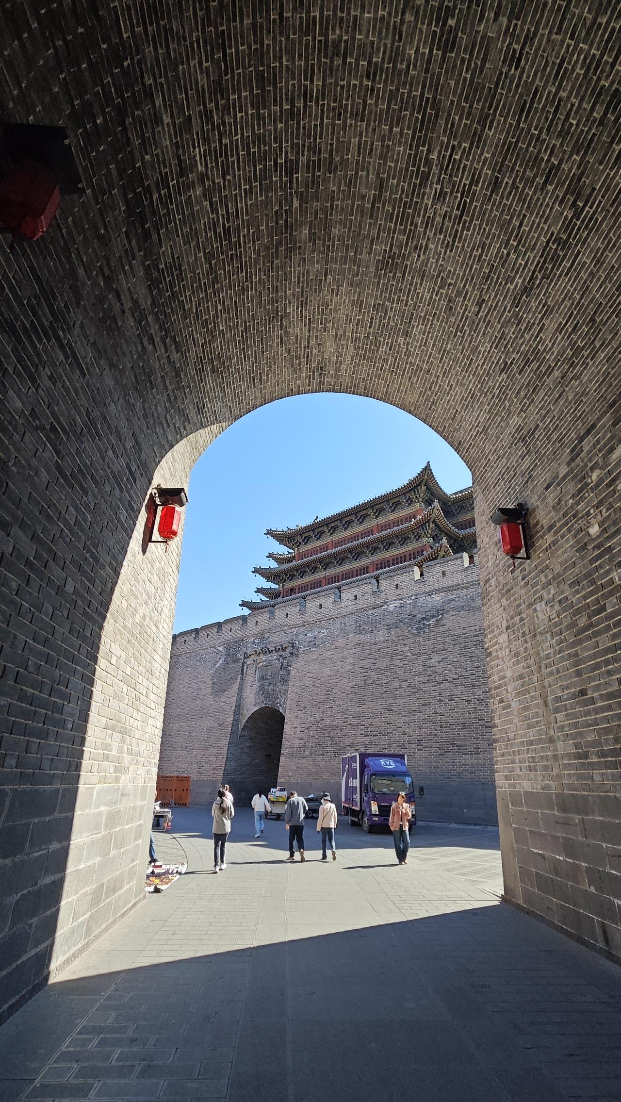 当人工智能技术飞速迭代，AI换脸、数字演员、虚拟艺人逐渐走进大众视野，从影视短片