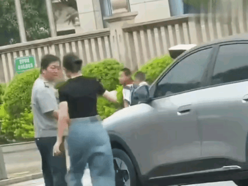 看的人又解气，
又觉得可恨！
社会都是这么浮躁，
什么怜香惜玉，
什么谦谦君子，