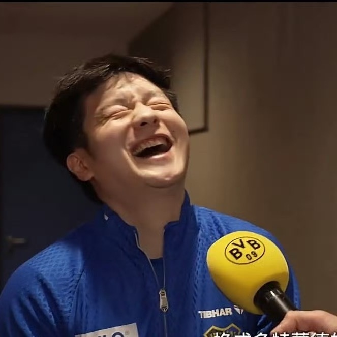 在镜头前大方地说英语，和朋友开心地聊天说地，相约下一场足球赛，樊振东的幸福感简直