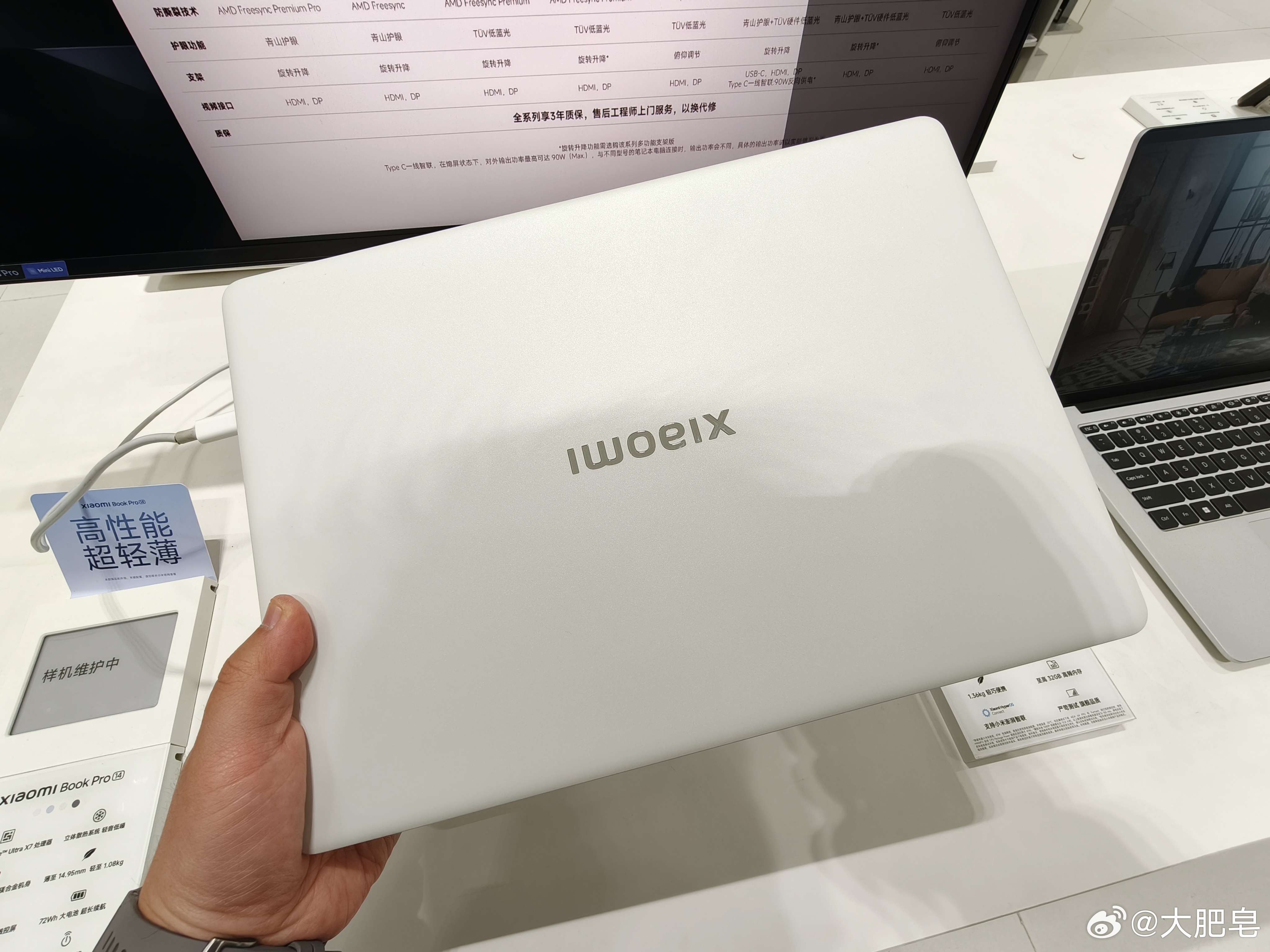 小米笔记本好轻，我小手一拎就给拎起来了。如果能买到的话，我倒是想买一个。