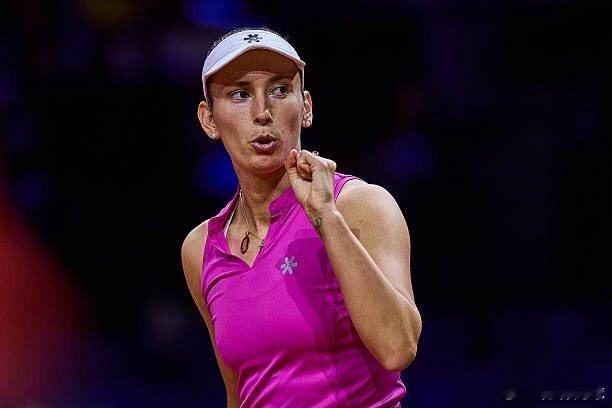 🇧🇪梅尔腾斯6-2 6-1伊埃拉🇵🇭爱丽丝的网球非常冷静。她现在2-0对