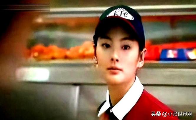 2006年，19岁的张雨绮在肯德基做兼职。一天一辆大奔直接将她带到酒店的房间，一