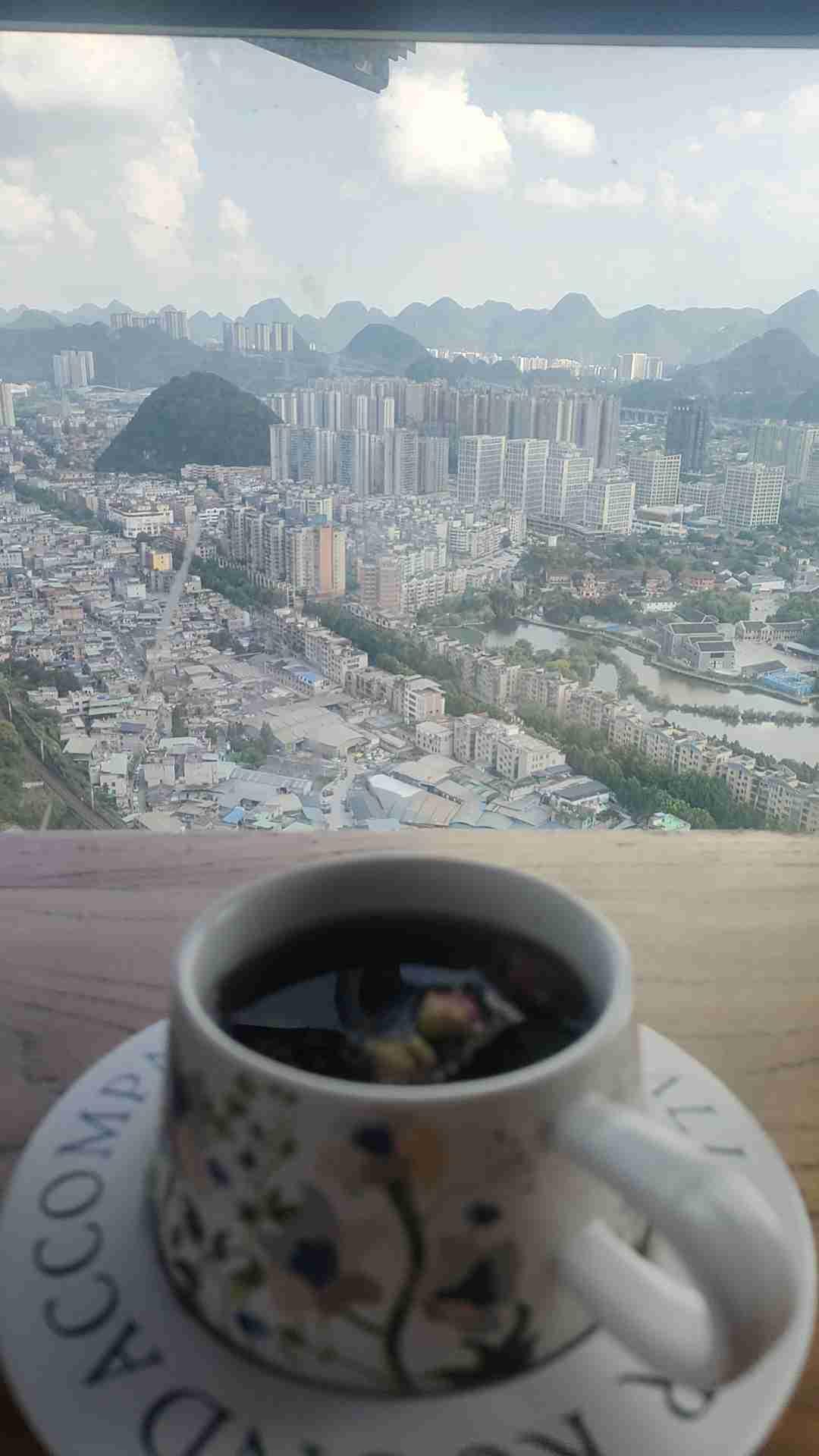我的今日状态：🏝️旅行度假
我这里的天气：☀️晴天
六盘水佛顶寺喝茶看城市风光