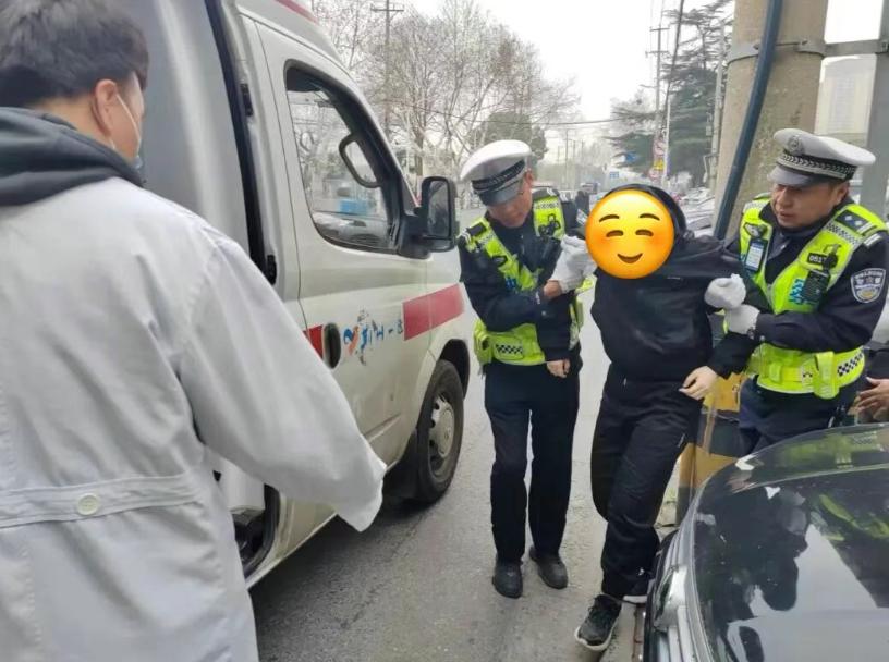 5 分钟极速救援！荆州交警考场外跪地救人，全城点赞
公务员考试当天，考生们紧张进