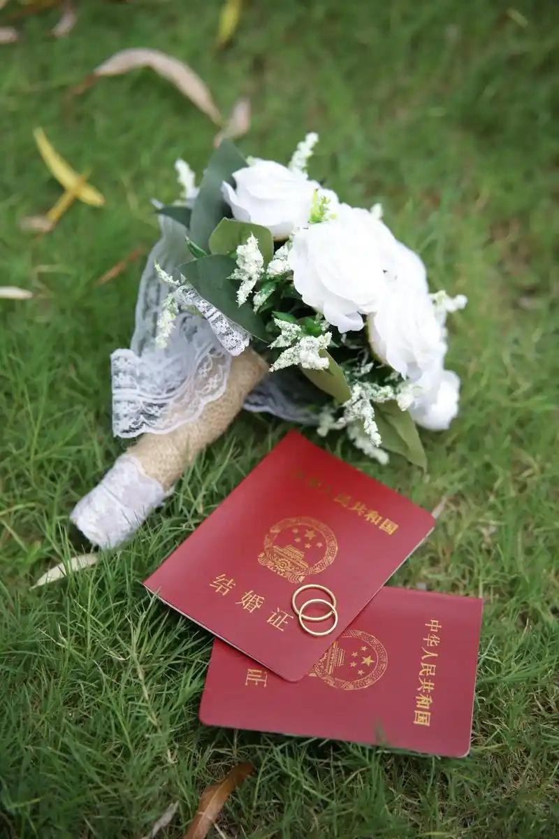 那天聊到法国正在搞“去婚姻化”，今天就看到了一个数据，说中国这边一方面结婚率正在