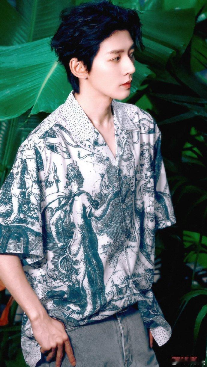 邓为超话中的这张照片氛围感拉满，他面容沉稳，自带安心气质，帅气尽显，让人眼前一亮