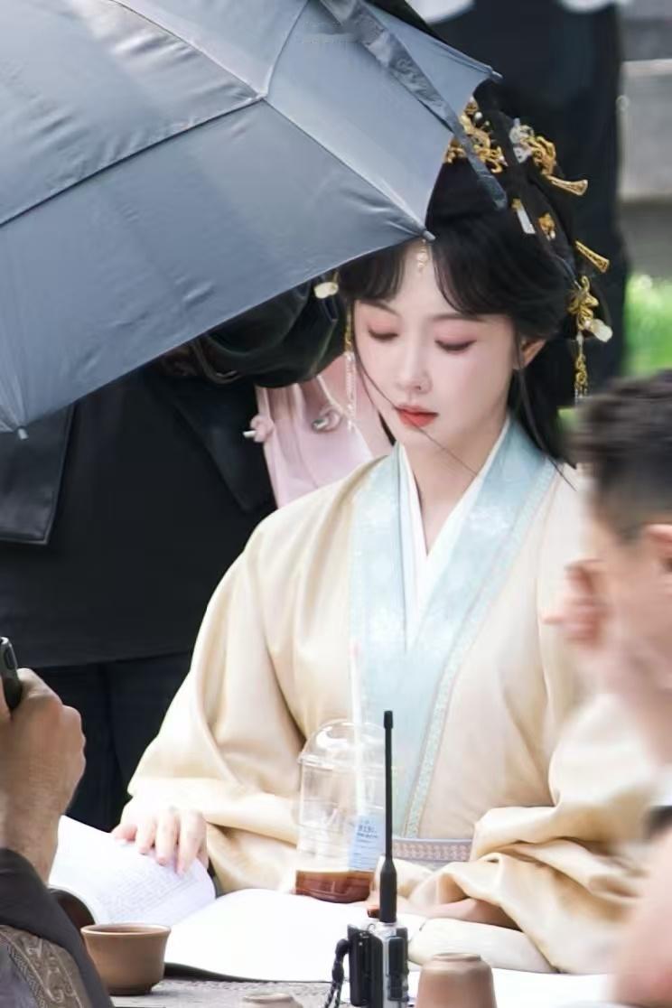 宣璐归良辰黄衣妆造宣璐的黄衣古装一出场，我直接原地心动。宣璐归良辰上班路透