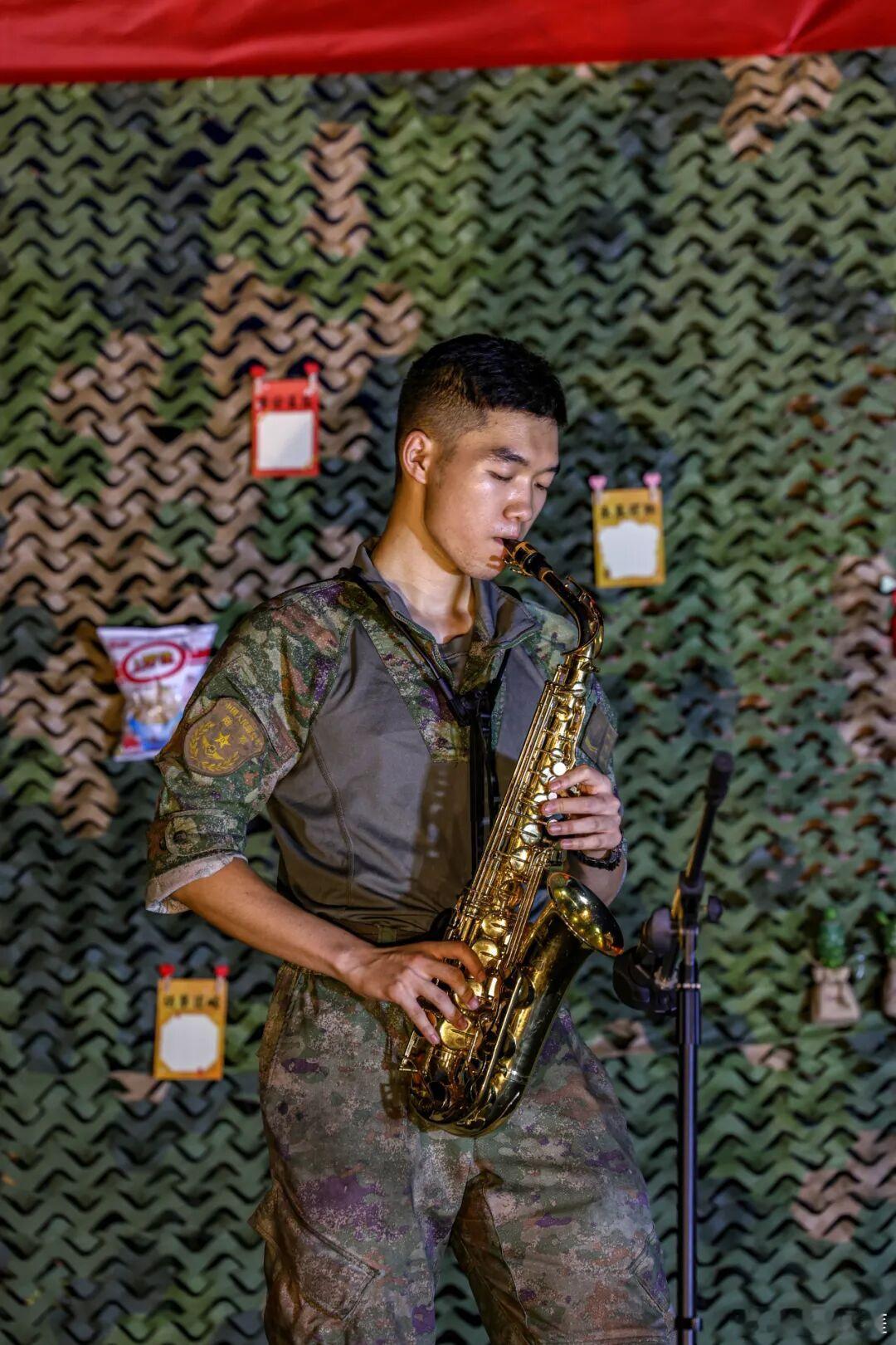 前线熄灯号军营晚点名人民前线 每一份为梦想拼尽全力的执着每一次向着目标迈进的努力