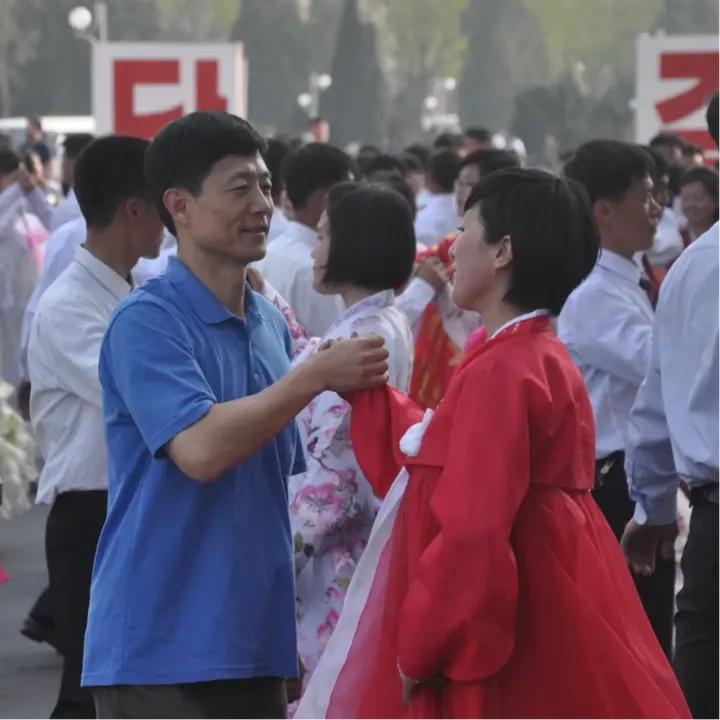 艾跃进教授在朝鲜，一张罕见的留影，这张照片拍摄于2014年4月，地点是朝鲜平壤市