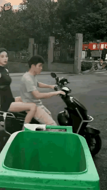 女子童心未泯太玩皮，结果男友惨了，瞅瞅啥情况！