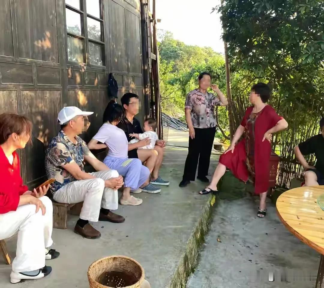 在与人交谈的时候，得让人把话说完再插话，不然一件很简单的事就会变得复杂起来，瞧瞧
