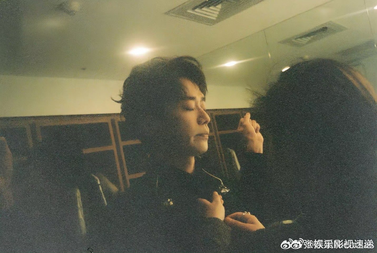 张栋梁现场给歌迷扫码转账 看到张栋梁现场转账的视频，他说不能让大家白来，过年没发