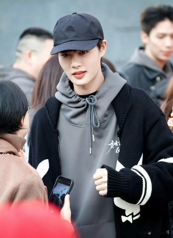 我怀疑过短剧演员能不能扛起长剧，  
也怀疑过柯淳是不是就靠《好一个乖乖女》吃老