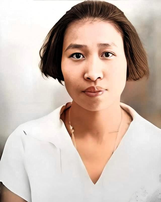 1902年，张若名出生于河北省清苑县温仁村的封建大家庭，自幼天资聪颖，性格刚强执