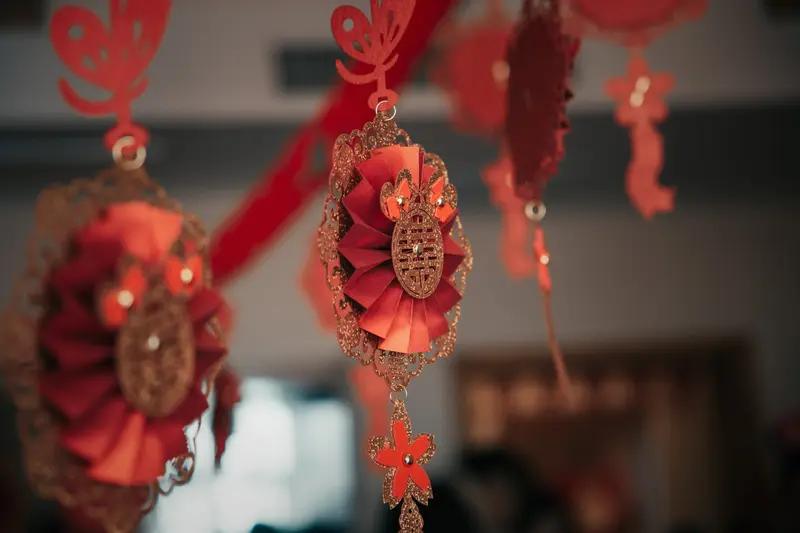 近日在贵州的一场婚礼上，新娘就像一个“红包猎人”，沉浸式抢红包抢得那叫一个投入，