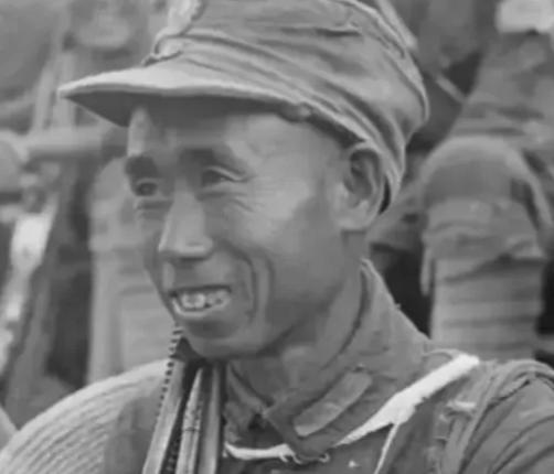 1945年，年过半百的神枪手被俘，日军把他绑在一棵大树上，用刀子割他的肉，谁知他