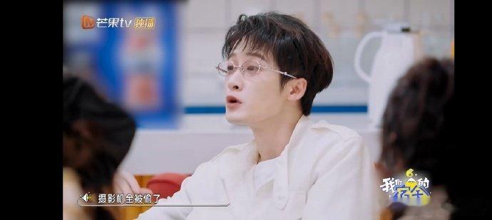 檀健次自曝在国外被偷经历 檀健次自曝国外拍戏时摄像机遭偷，当时心里还打鼓怕素材丢