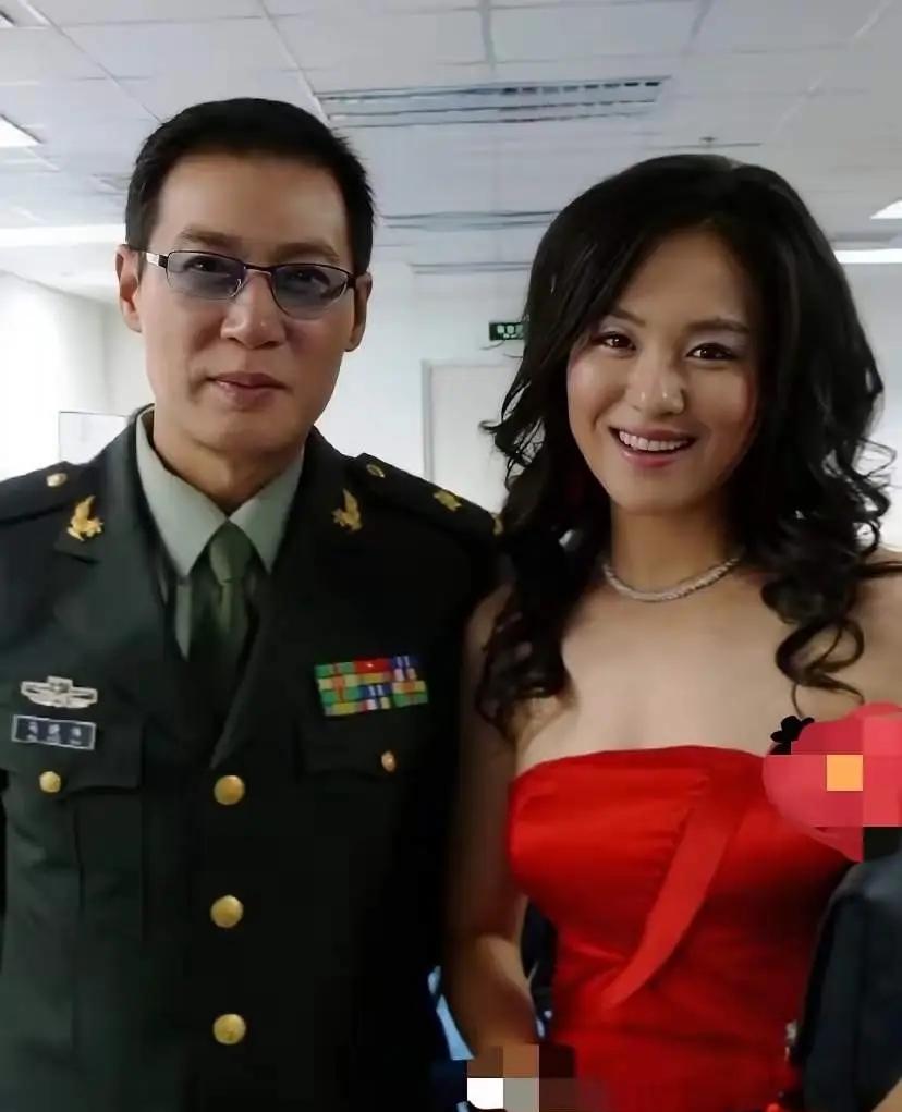 温文尔雅的沈傲君，
身着石榴红礼服，真漂亮。