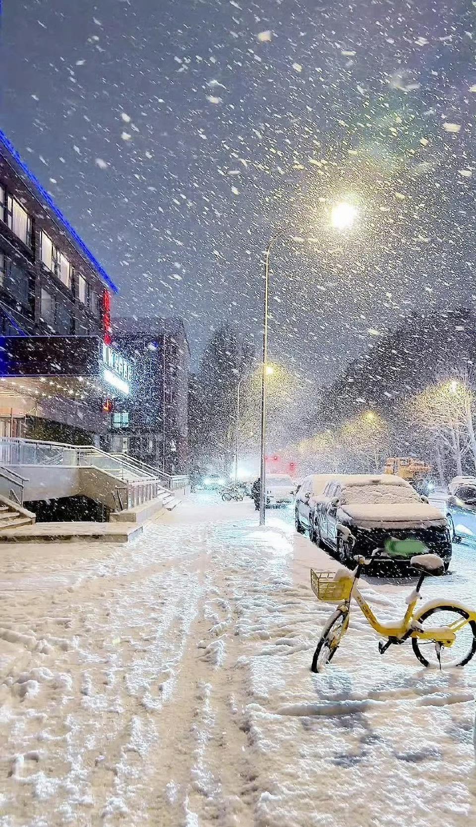 这场大雪把北京变成了北平，红砖灰瓦覆上白雪，瞬间就有了岁月静好的味道。原来冬天最