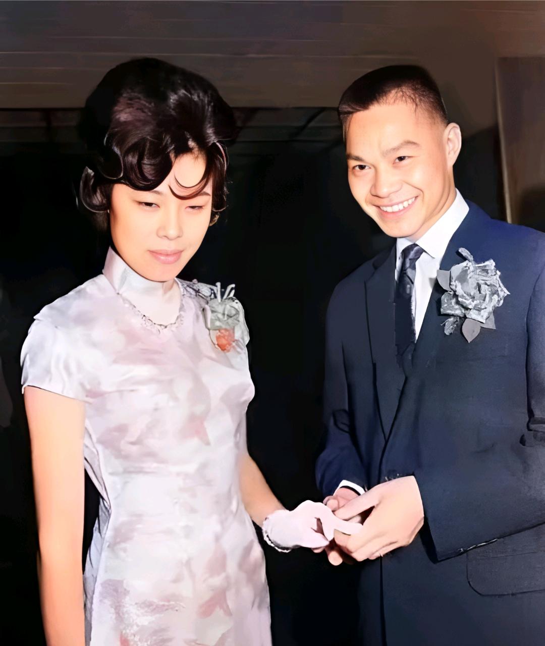 1964年3月，台湾，叛徒刘承司与特务妻子蔡健美结婚时的照片。

面对镜头，刘承