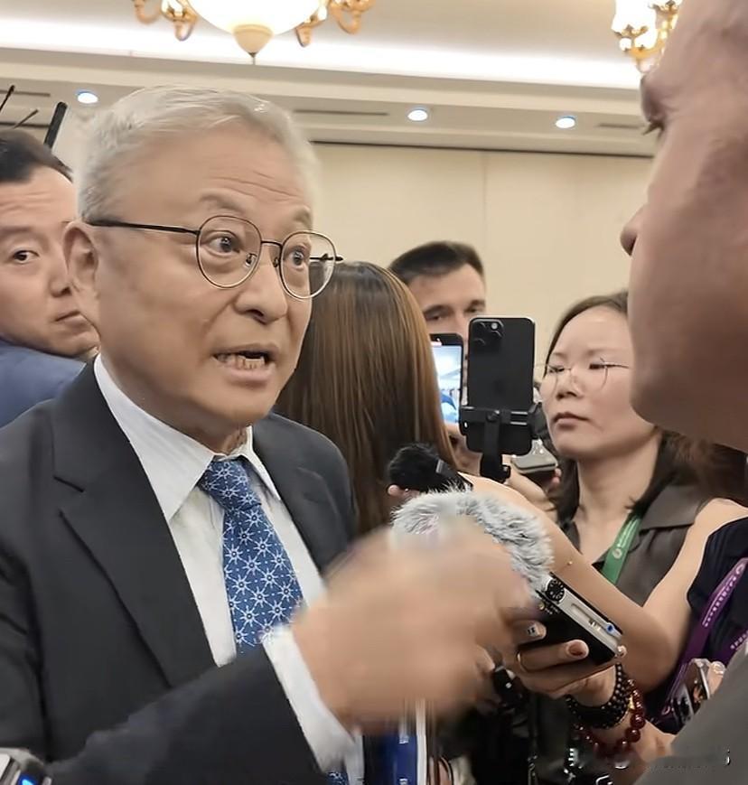 香会现场，中国学者阎学通毫不留情面，当着众媒体面“教训”以色列军官。

以色列军