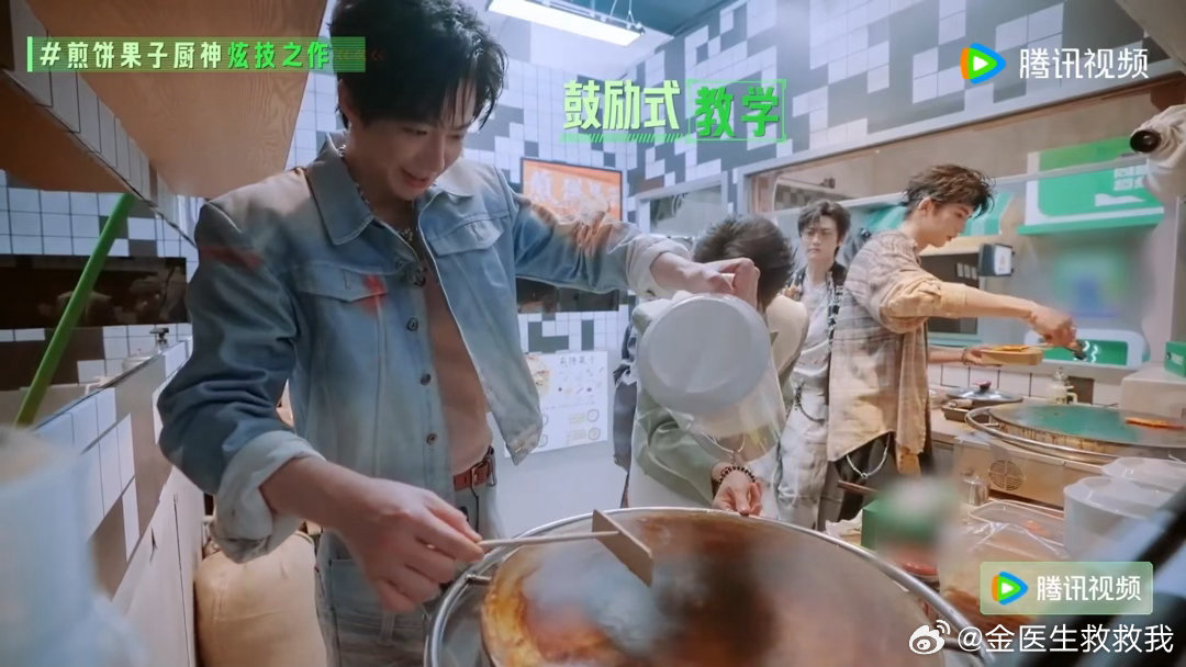 丁程鑫指导刘宇宁转呼啦圈节目上演趣味呼啦圈教学名场面，丁程鑫化身小教练，认真告诉