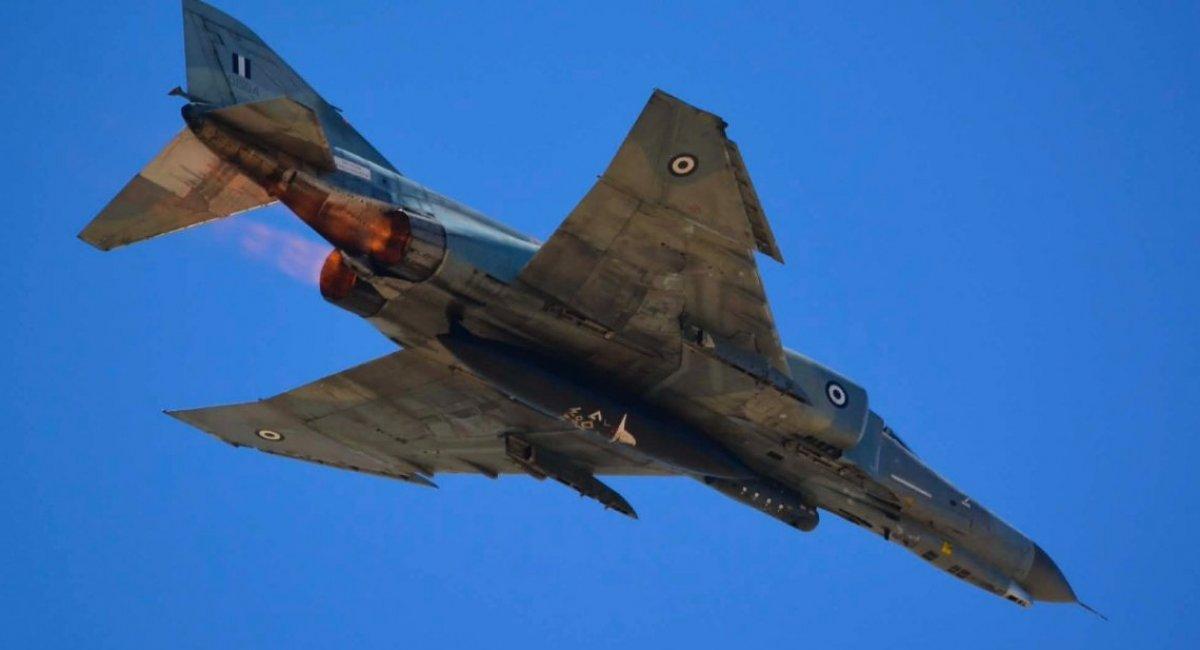 希腊空军 F-4 幻影在雅典航展上坠毁，造成两名飞行员死亡，这架已有 52 年历