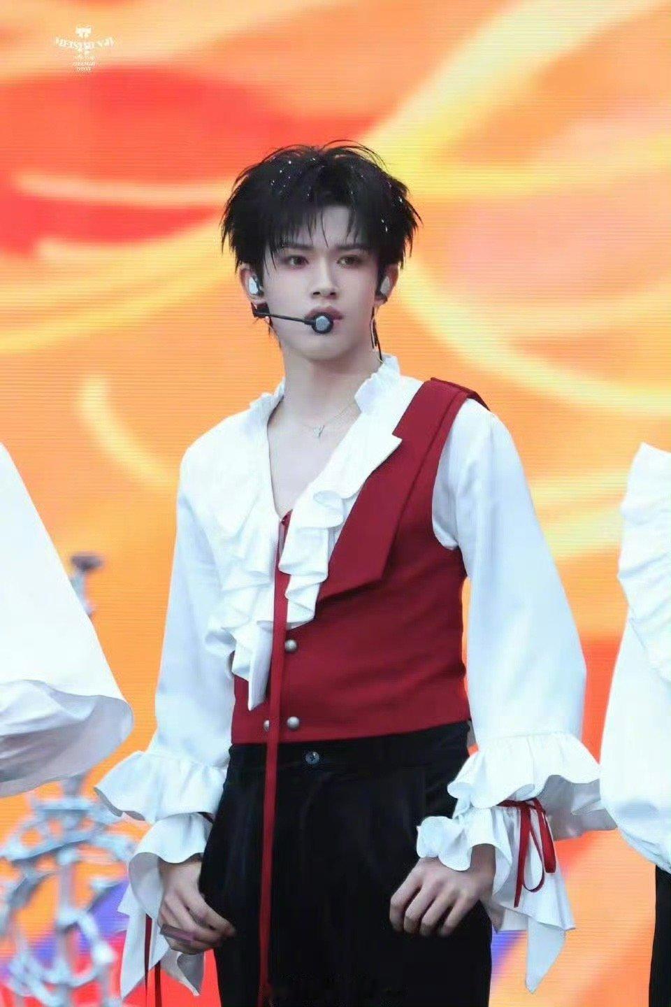 张极丝绸西装完全是daddy级别 红酒般醉人的嗓音，需要一套相匹配的“容器”。而