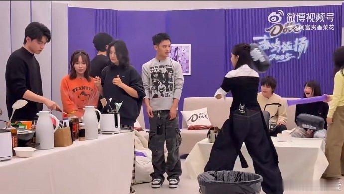 这直播比我奶的年夜饭还乱 声鸣远扬后台热闹到炸！选手们聊天玩闹做饭样样来，吵得像