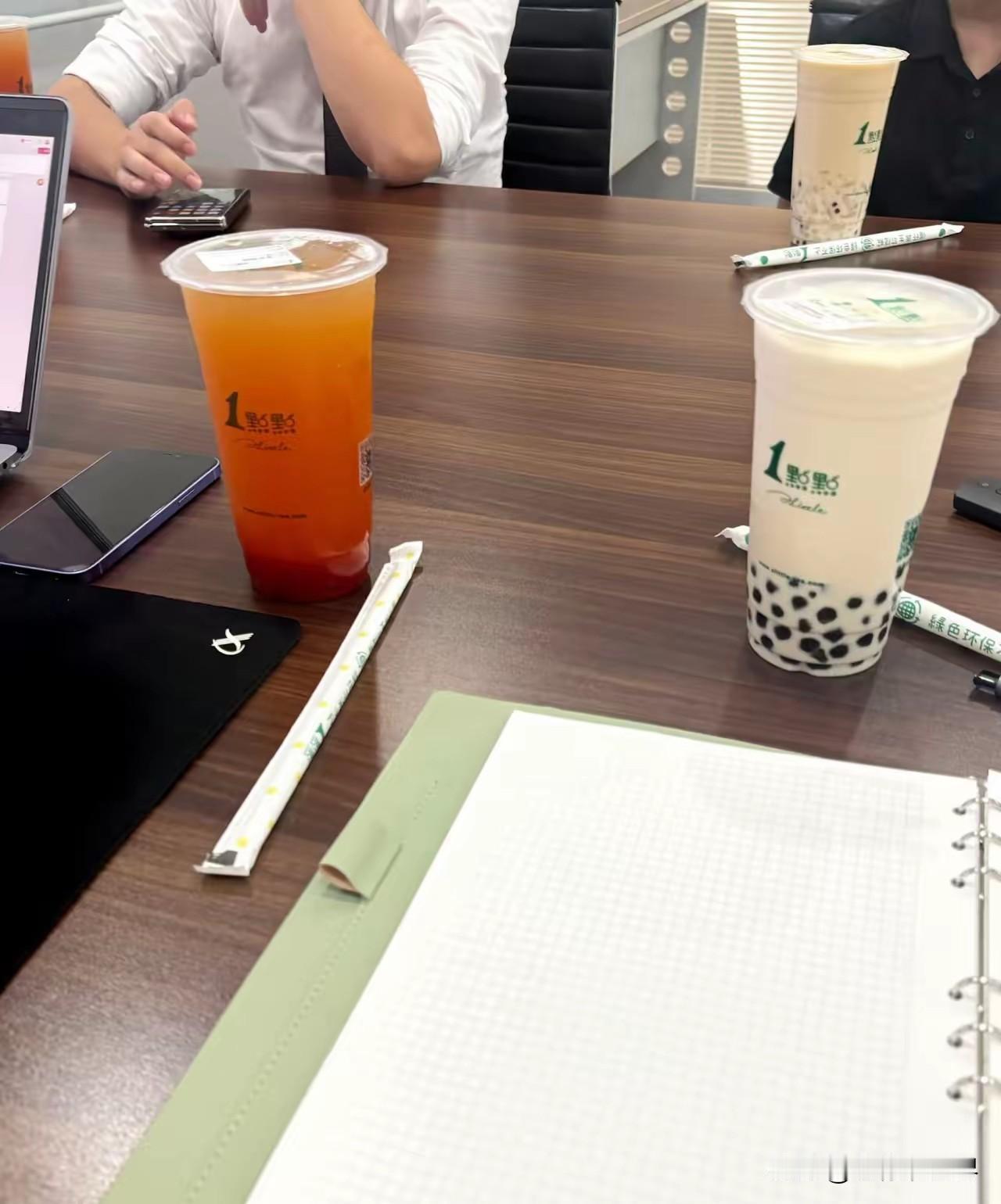 职场反杀！这波操作太绝了
 
同事小李为了羞辱排挤当事人，中午给办公室8个人全点