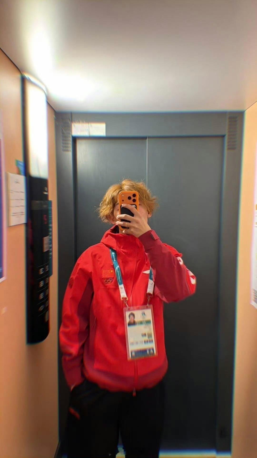 苏翊鸣晒中国队战袍战袍上身 整装待发！！！ 