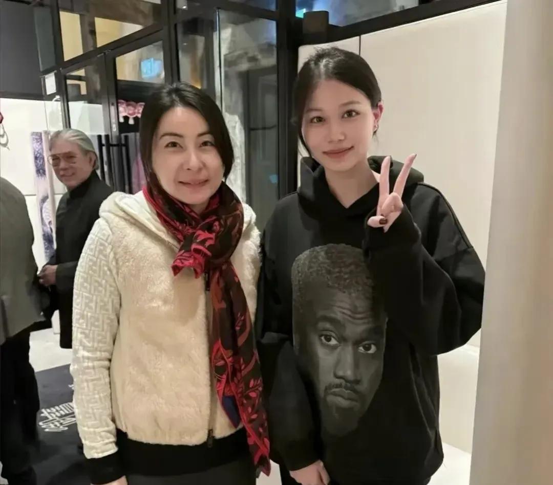 郭晶晶好有气质，听说她这件毛衣10000块，真羡慕。不得不说，有钱就是好！[抠鼻