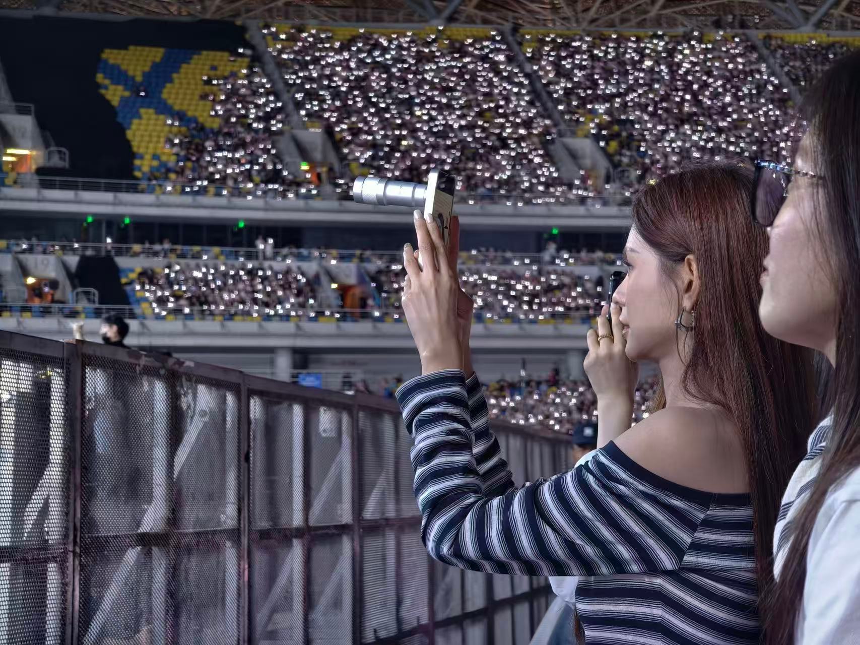 刚关注到，沈梦辰竟然带着vivo X300 Ultra和vivo X300s去看