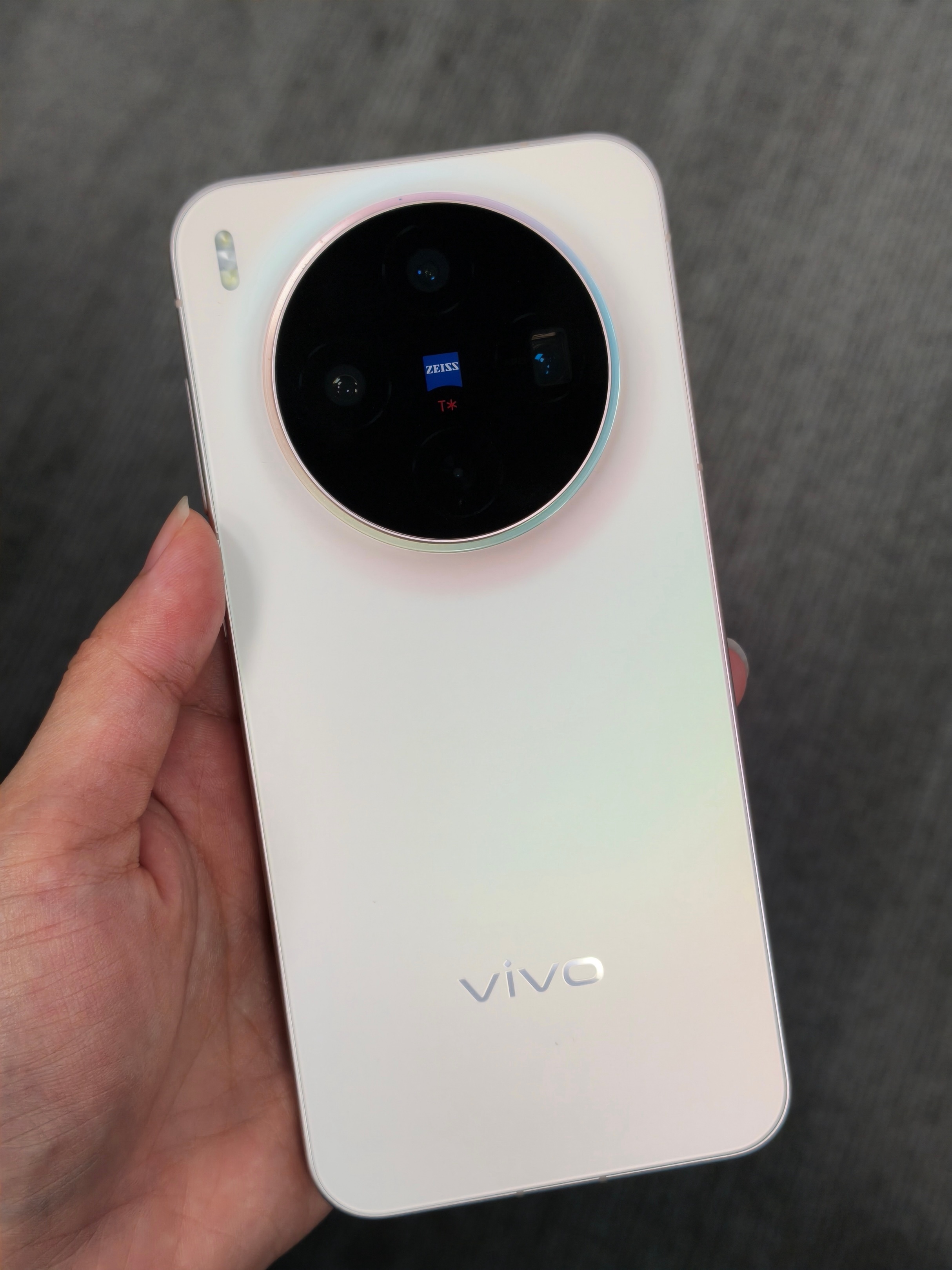vivo X300，最近的小屏主力机，手感很棒就是容易发烫~ 