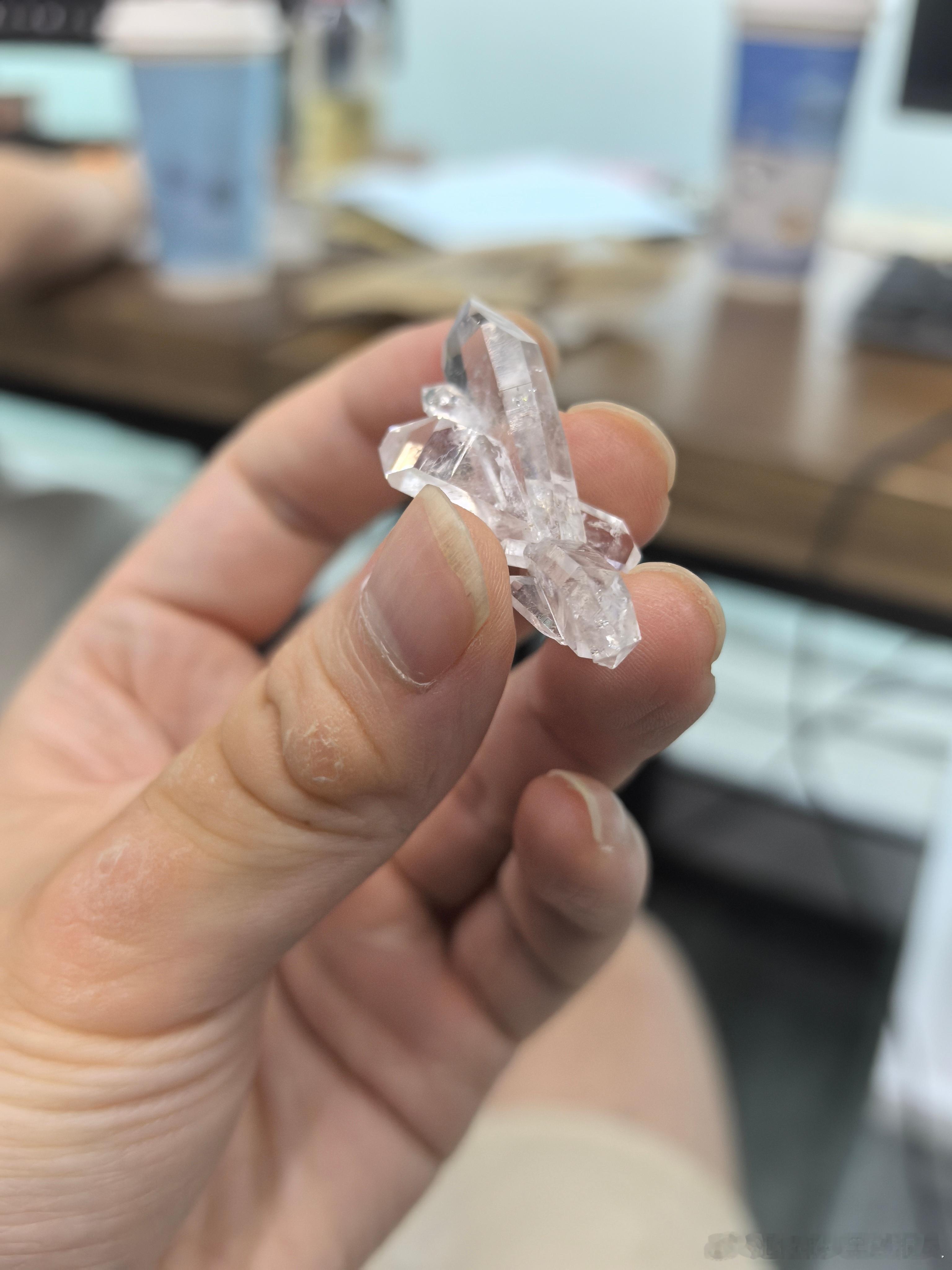 同学去广西带给我的纪念品今年高配定制可以增加一个彩宝镶嵌（图里是水晶，不是彩宝）