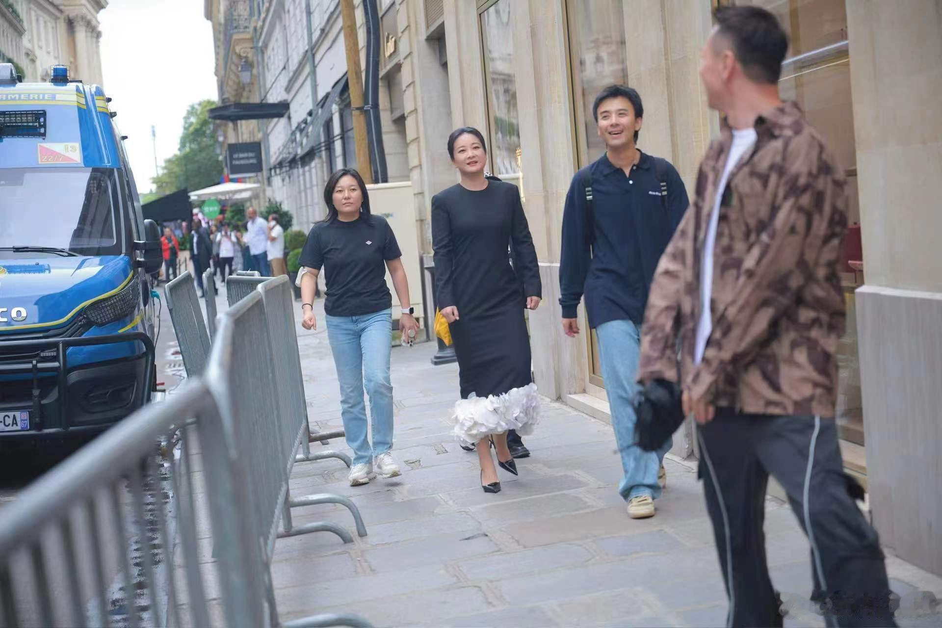 #贾玲 奥运开幕式#贾玲这次的状态也是十分在线了，亮相巴黎奥运会开幕式，整个人也