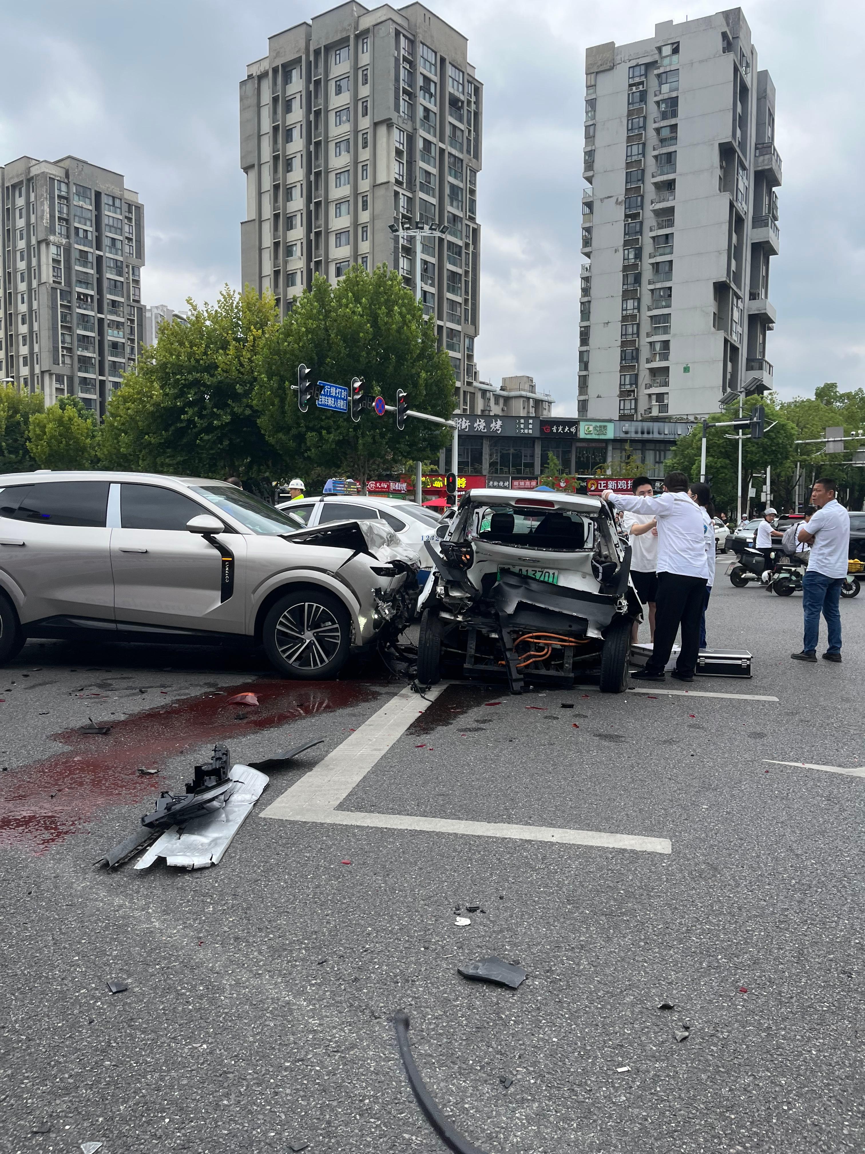 宁停三分 不抢一秒救护车都来了   电车真的很脆皮 真的挺吓人的  ​​​