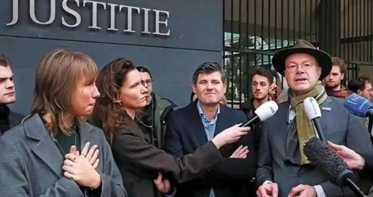 荷兰这波操作纯属自讨苦吃，拿着 ASML 的技术王牌当筹码，以为能在中美之间左右