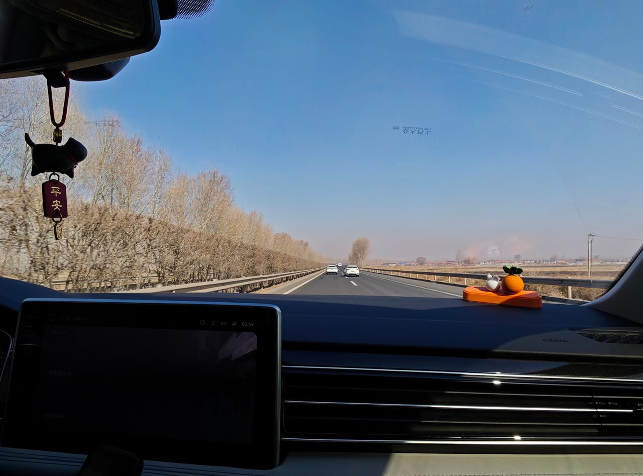 一扫一周工作的阴霾
而且一点也不累了！
喜欢周末！喜欢出门！
路边的树都隐隐约约