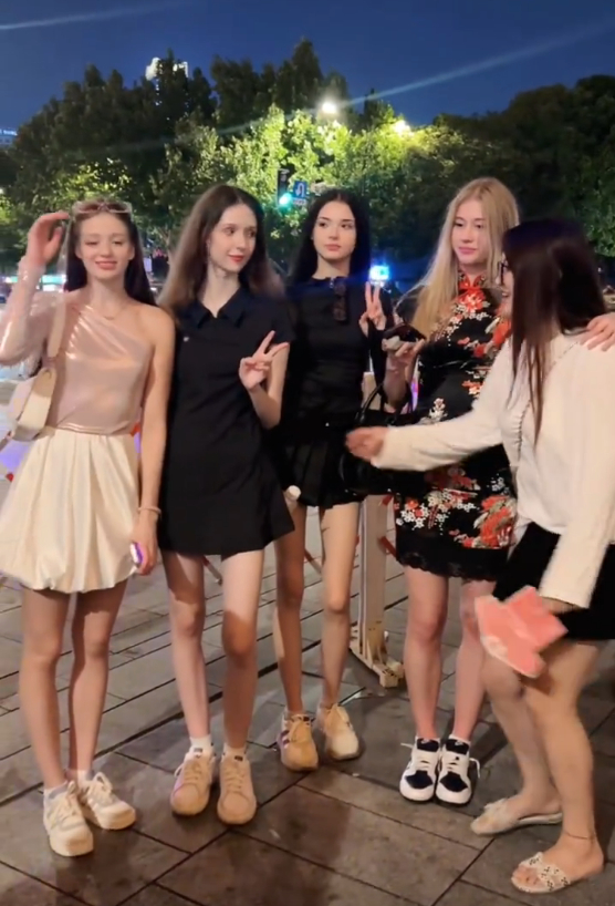 清华大学民调：中国人对俄罗斯最有好感！周四，清华大学战略与安全研究中心公布了《2