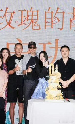 #娱乐[超话]##刘亦菲靠在彭冠英肩上##刘亦菲彭冠英庆功宴合照#刘亦菲靠在彭冠