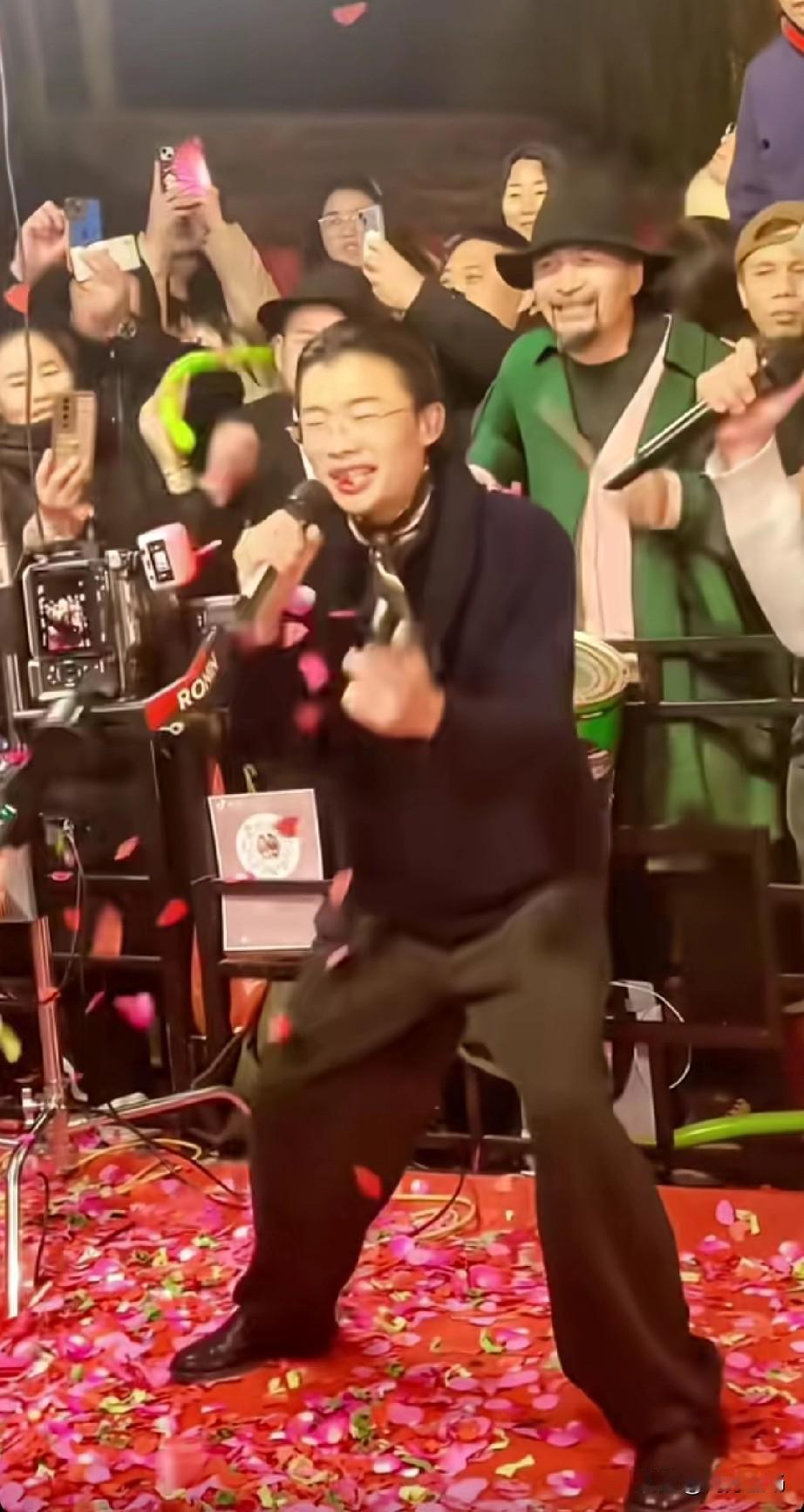 刷到郭有才老师唱《求佛》，实在是太好听了！这哥们儿不光嗓子有味道，边唱边跳还能气
