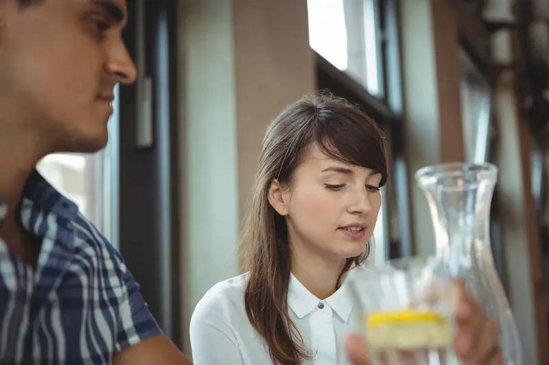 酒精对神经系统有直接的毒性作用，长期大量饮酒导致小脑萎缩，主要有两个方面的原因：