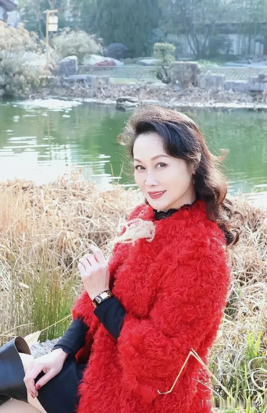 55岁退休阿姨，自然美人依旧，大眼睛，高鼻梁，红嘴唇，红色上衣，波浪长发