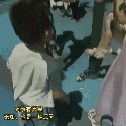 这位奶奶带孙子太过放松了，可惜呀，这么惬意的工作极有可能面临解雇。原因不详。
哎