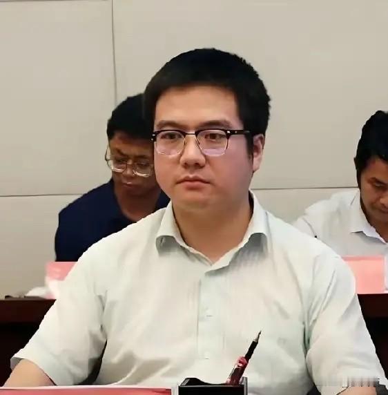 当年那个硬刚王健林、喊着“利润一分钱都不能带走”的32岁县长，如今靴子落地，接受