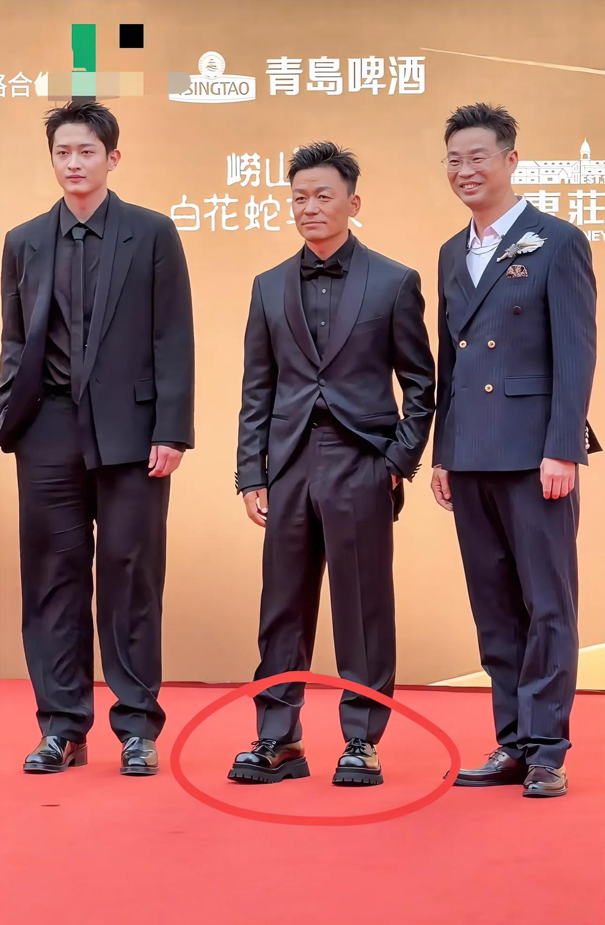王宝强这双鞋子也太夸张了吧？

红毯上那双15cm的厚底鞋简直像踩着高跷，连鞋面