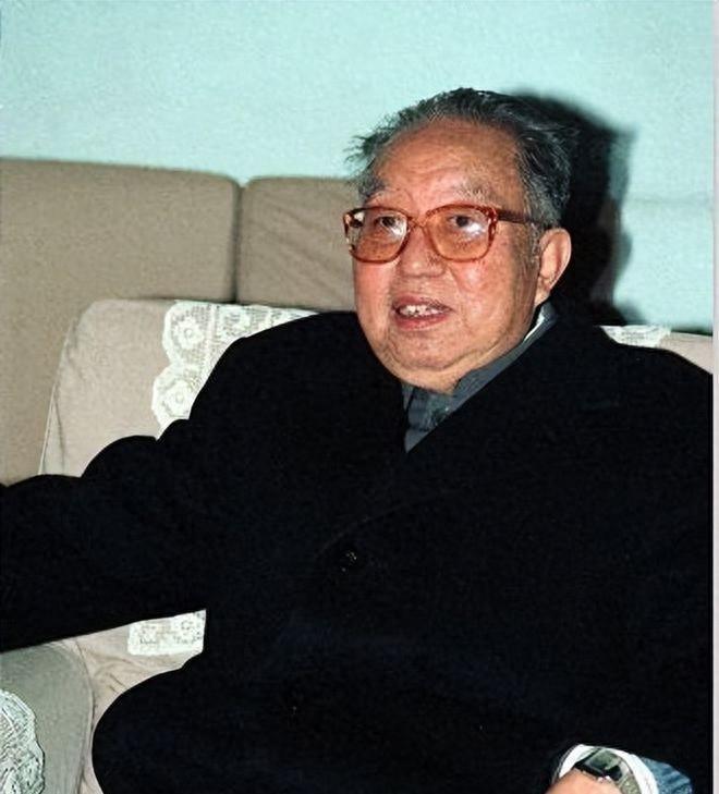 1980年华国锋访问日本，晚间欲外出散步却被随行秘书劝阻：现在不能随意行动
19