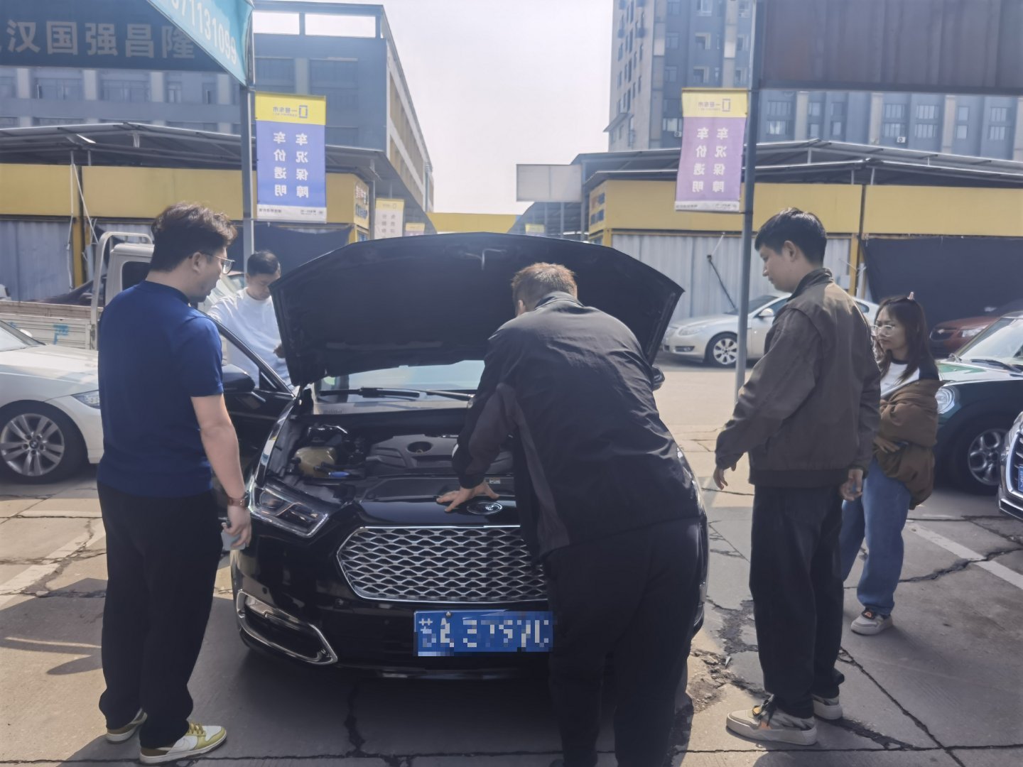 买一台车，表哥表弟表妹堂哥堂弟都上阵了！一人一句，该听谁的呢？ 武汉·一号车市