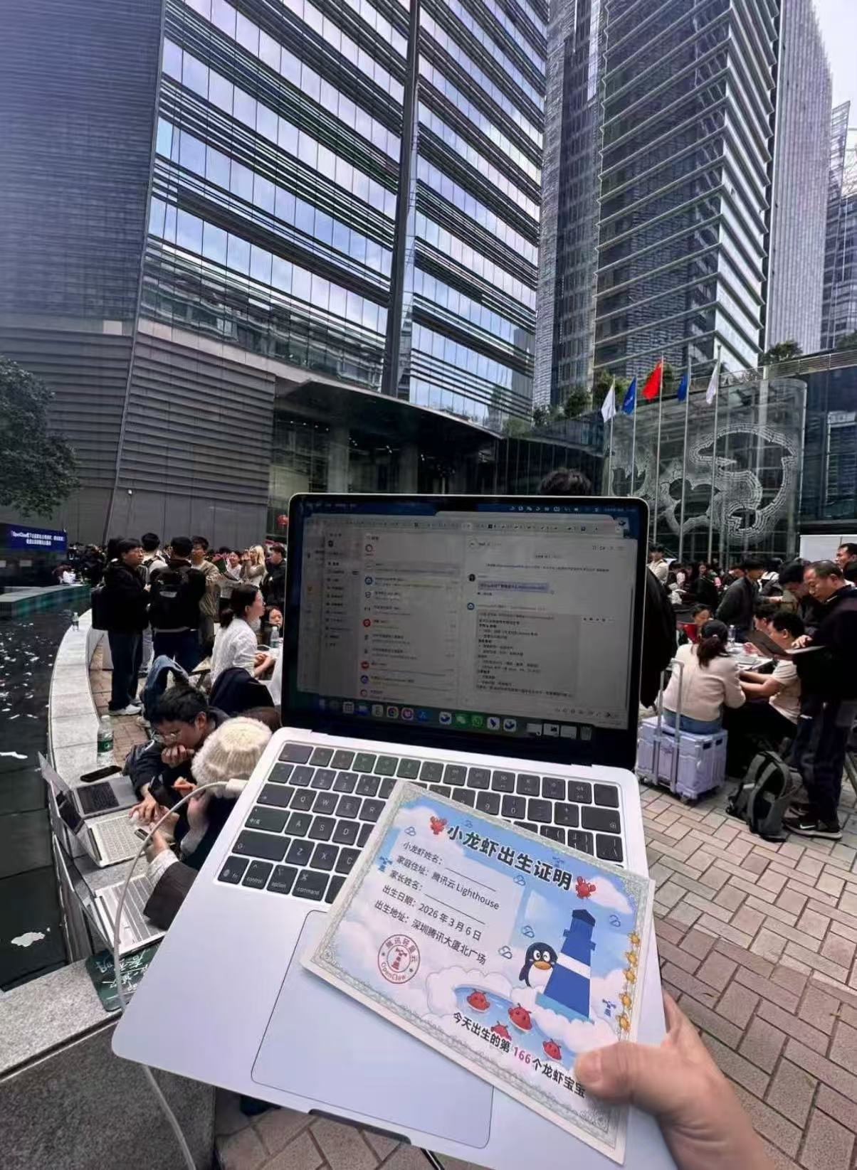 深圳Kimi团队免费安装OpenClaw 看到这个排队的队伍，我都想问一下，在深